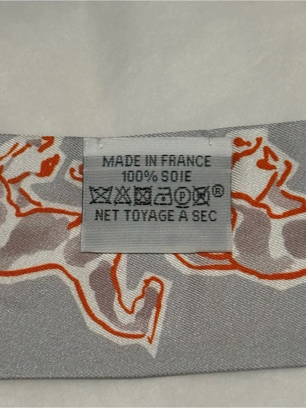 Hermès Twilly Chevaux en Liberté Gris Perle Rouge Scarf Ribbon Hair Tie - Picture 4 of 5
